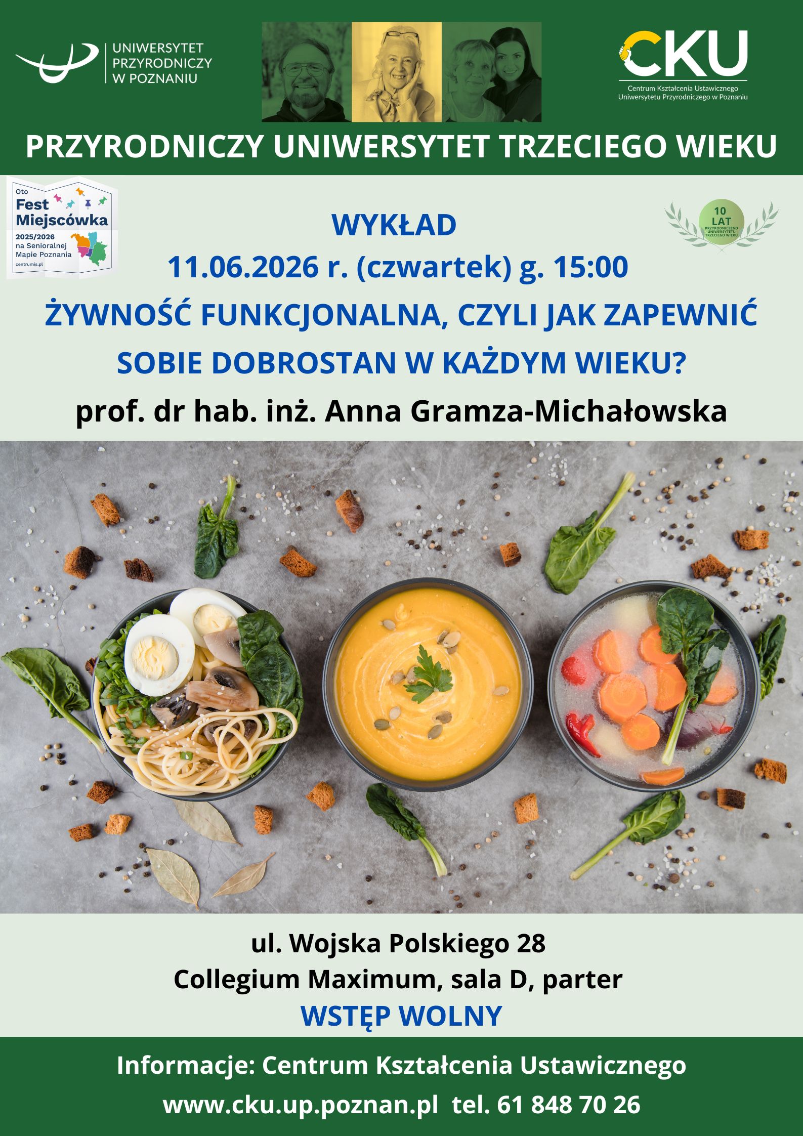 Plakat zapraszający na wykład "Żywność funkcjonalna, czyli jak zapewnić sobie dobrostan w każdym wieku?” Na szarym blacie postawione są 3 miski, w jednej jest zupa typu rosół z marchewką i zieleniną, w środkowej gęsta pomarańczowa zupa dyniowa, a w ostatniej makaron, jajko, grzyby oraz zielenina.