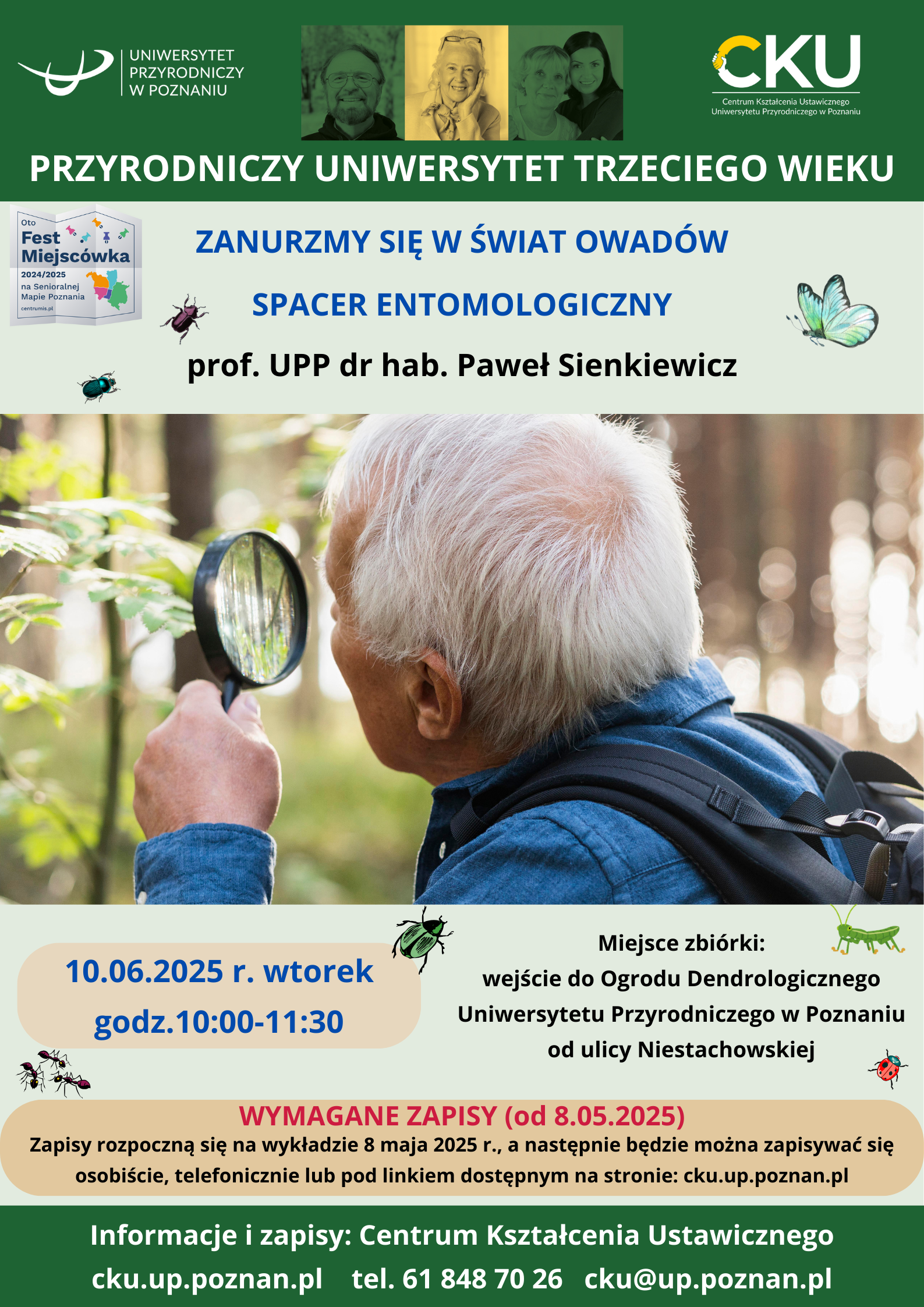 Siwy pan z plecakiem na plecach stoi obok drzewa i ogląda pod lupa liście