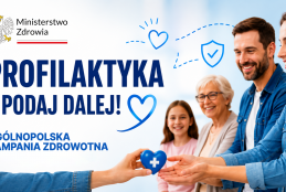 Czwórka w różnym wieku ludzi przyjmuje od widocznej dłoni niebieskie serduszko z białym krzyżykiem.